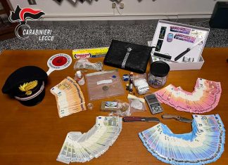 Studente universitario con droga e soldi falsi in casa arrestato e subito scarcerato: “E’ incensurato”
