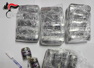 Sfugge al controllo e tenta di seminare i carabinieri, in casa aveva 40 panetti di droga: arrestato 23enne