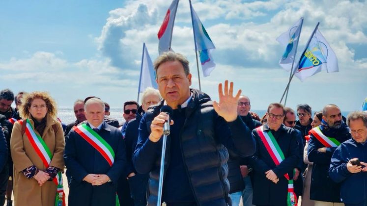 Eolico offshore, Pagliaro: "Il Salento si ribella all'invasione: un esercito pacifico a Porto Miggiano contro le pale in mare" - Corriere Salentino