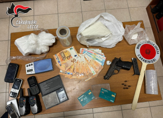 Tra i cuscini una pistola, in casa anche soldi e mezzo chilo di cocaina: 42enne in carcere