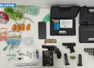Nasconde in casa tre pistole e una dozzina di grammi droga: 33enne finisce ai domiciliari