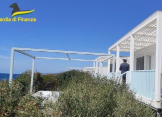 Alloggi di lusso in area vincolata: sequestrato l’intero complesso turistico, cinque denunce
