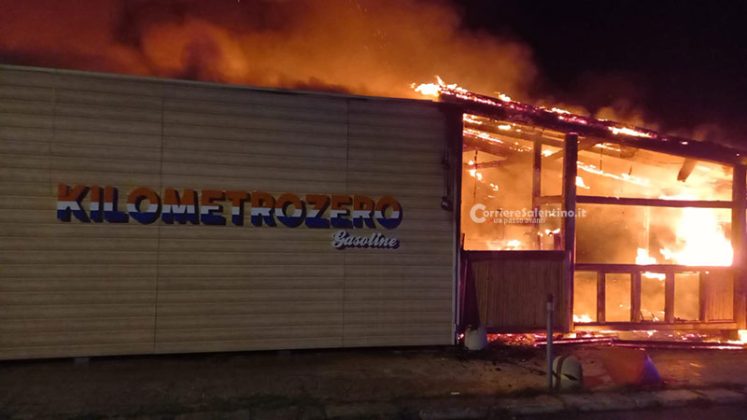 Fiamme in riva al mare, incendio distrugge il "Kilometrozero": la condanna del sindaco Filoni - Corriere Salentino