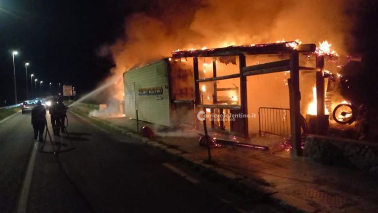 Fiamme in riva al mare, incendio distrugge il "Kilometrozero": la condanna del sindaco Filoni - Corriere Salentino