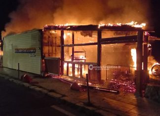 Fiamme in riva al mare, incendio distrugge il “Kilometrozero”: la condanna del sindaco Filoni