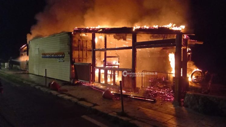 Fiamme in riva al mare, incendio distrugge il "Kilometrozero": la condanna del sindaco Filoni - Corriere Salentino