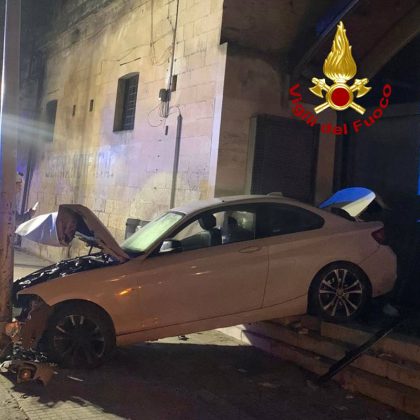 Schianto sul viale nei pressi del tribunale, auto resta incastrata tra palo e ingresso delle Cantelmo - Corriere Salentino
