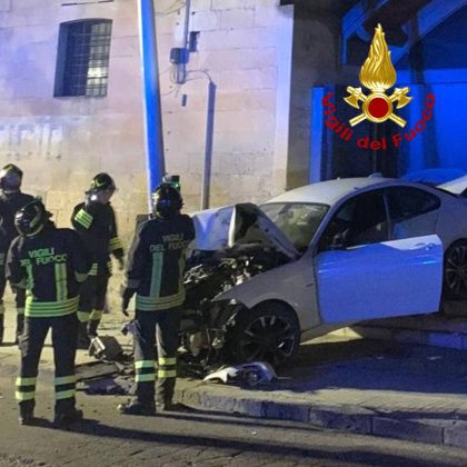 Schianto sul viale nei pressi del tribunale, auto resta incastrata tra palo e ingresso delle Cantelmo - Corriere Salentino