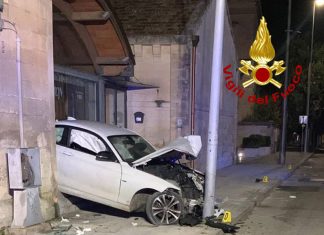 Schianto sul viale nei pressi del tribunale, auto resta incastrata tra palo e ingresso delle Cantelmo