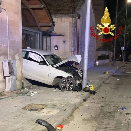 Schianto sul viale nei pressi del tribunale, auto resta incastrata tra palo e ingresso delle Cantelmo - Corriere Salentino