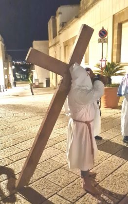 Processione Venerdì Santo, dopo molti anni torna la tradizione dei confratelli incappucciati a Specchia - Corriere Salentino