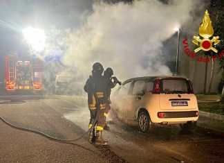 Ennesima auto in fiamme a Lizzanello, brucia la Panda di una 68enne