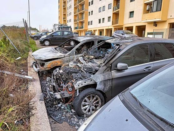 Terzo incendio in pochi giorni, ancora fiamme in via Pistoia: due auto distrutte, un terzo mezzo danneggiato - Corriere Salentino