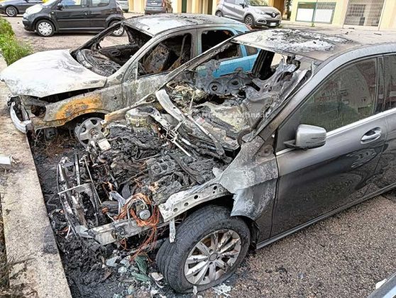 Terzo incendio in pochi giorni, ancora fiamme in via Pistoia: due auto distrutte, un terzo mezzo danneggiato - Corriere Salentino