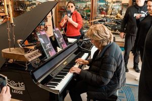 L’incontro di Adriana Poli Bortone con i commercianti e i residenti di Piazza Ludovico Ariosto: “Lavori fatti, disfatti e poi rifatti: disagi continui” - Corriere Salentino