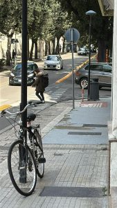 Pista ciclabile in via XXV Luglio, Scorrano: "Cordolo per ciclabile, un'altra opera inutile e dannosa. Non c'è limite al peggio" - Corriere Salentino