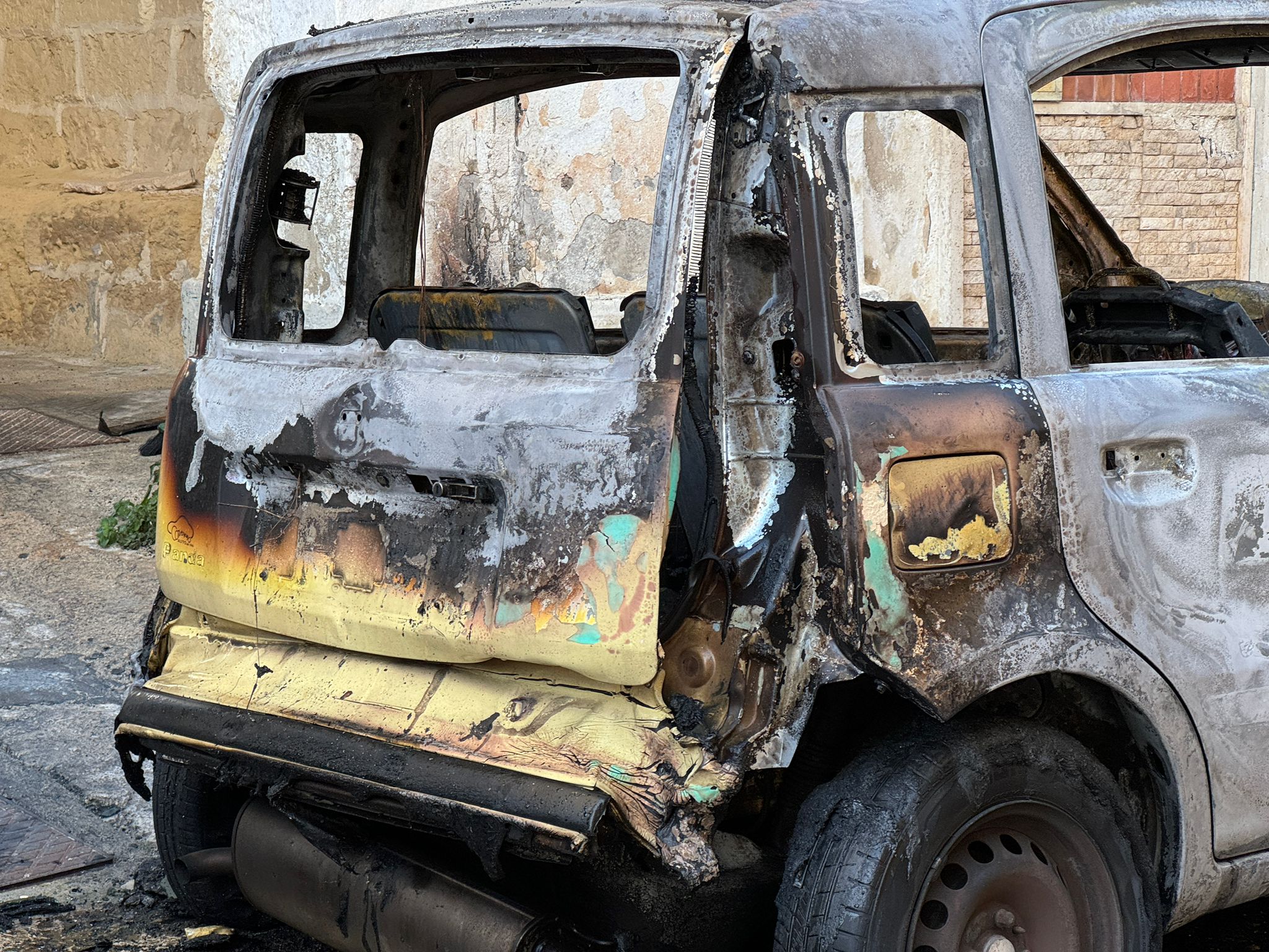 Notte "rovente" in due comuni della provincia: tre auto distrutte dal fuoco, una quarta danneggiata - Corriere Salentino