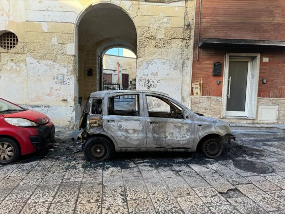 Notte "rovente" in due comuni della provincia: tre auto distrutte dal fuoco, una quarta danneggiata - Corriere Salentino