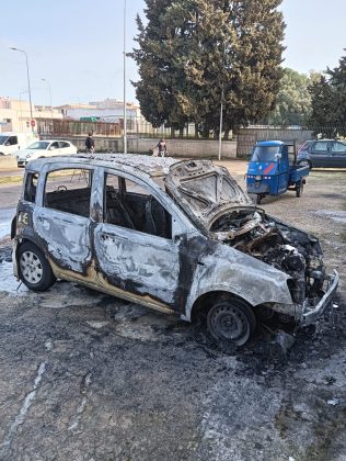 Notte "rovente" in due comuni della provincia: tre auto distrutte dal fuoco, una quarta danneggiata - Corriere Salentino