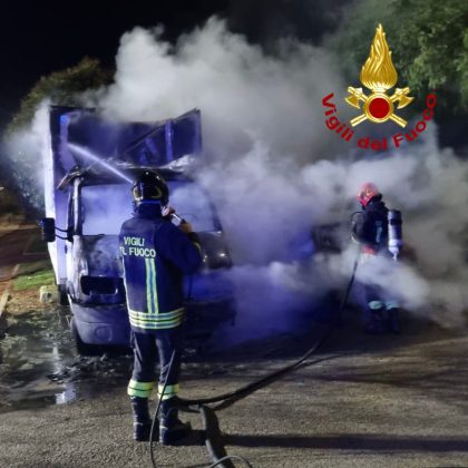 Altra notte "rovente", brucia un furgone alla periferia di Lecce: danni anche ad un'auto - Corriere Salentino