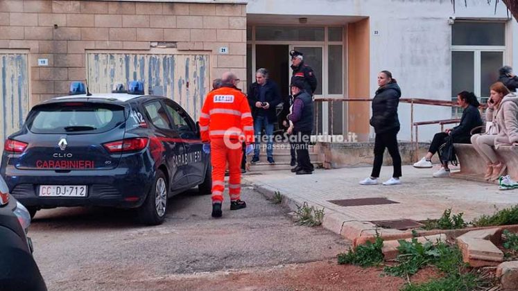 Uccide la moglie a coltellate e si scaglia anche contro la vicina: femminicidio nel basso Salento - Corriere Salentino