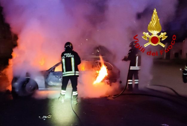 Notte "rovente" in due comuni della provincia: tre auto distrutte dal fuoco, una quarta danneggiata - Corriere Salentino