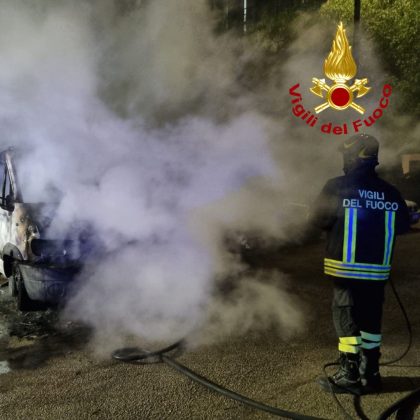 Altra notte "rovente", brucia un furgone alla periferia di Lecce: danni anche ad un'auto - Corriere Salentino