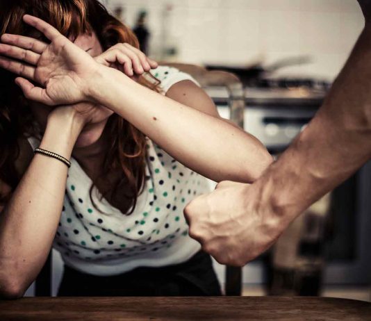 “Vi uccido”, minaccia moglie e figli e di mettere fuoco al posto di lavoro della donna: condannato per maltrattamenti