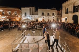 Elezioni a Copertino, piazza gremita per il candidato della sinistra unita, Antonio Leo - Corriere Salentino