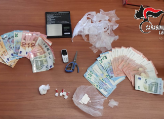 Addosso quasi 30 grammi di cocaina, in casa altra droga e soldi: finisce ai domiciliari