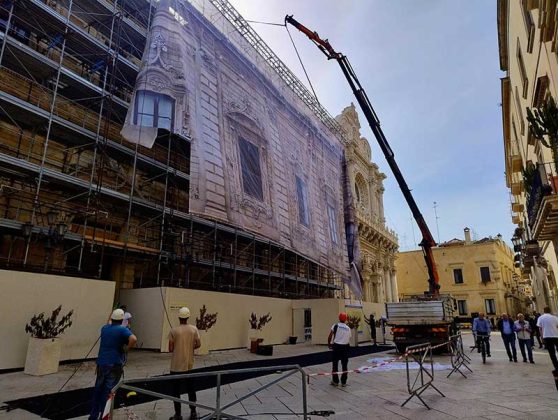 Palazzo dei Celestini si "riveste": al via i lavori per installare la copertura grafica a protezione dei lavori di restauro della facciata - Corriere Salentino