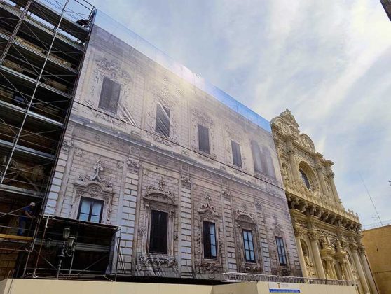 Palazzo dei Celestini si "riveste": al via i lavori per installare la copertura grafica a protezione dei lavori di restauro della facciata - Corriere Salentino