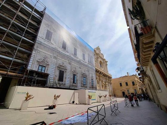 Palazzo dei Celestini si "riveste": al via i lavori per installare la copertura grafica a protezione dei lavori di restauro della facciata - Corriere Salentino