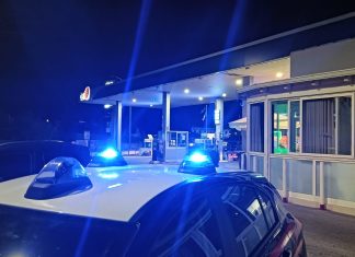 Attimi di follia nel bar dell’area di servizio: irrompe armato e minaccia il suicidio, poi si scaglia contro i carabinieri. Bloccato
