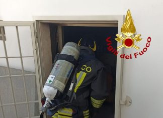 Divampano le fiamme in casa: ustioni lievi per una coppia di anziani