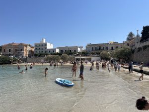 Weekend in riva al mare: migliaia di bagnanti nelle baie. Dal Gargano al Salento numeri oltre le previsioni - Corriere Salentino