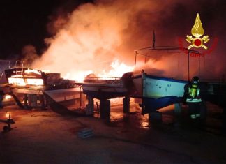 Gallipoli, scoppia incendio in un deposito di barche: le fiamme distruggono varie imbarcazioni
