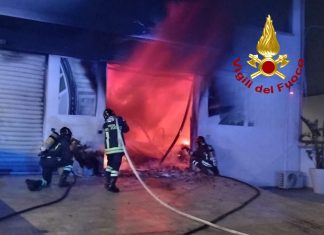 Attentato nella rivendita auto, sfondano la vetrata e appiccano le fiamme: 6 auto distrutte, locale inagibile