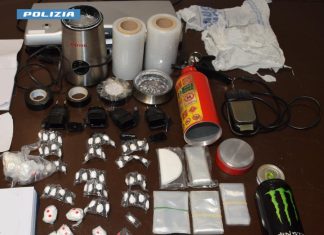 Droga in caricabatterie e lattine modificati, bilancino nascosto nel mouse: 49enne finisce in carcere