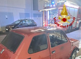 Fiamme in città, nel mirino finisce una vecchia Fiat 126. Non si esclude l’atto doloso