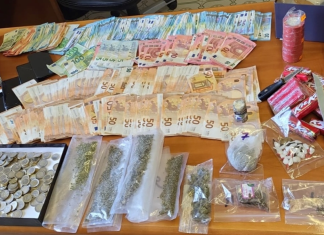 Il viavai dalla loro abitazione insospettisce i carabinieri, durante il blitz spuntano droga e 22.000 euro. Due arresti