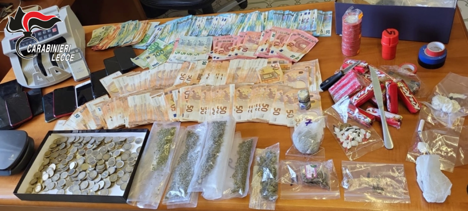 Il viavai dalla loro abitazione insospettisce i carabinieri, durante il blitz spuntano droga e 22.000 euro. Due arresti - Corriere Salentino