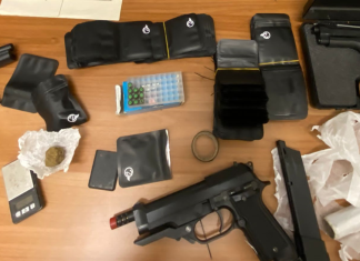 In casa di un 17enne spuntano droga e due pistole modificate: ai domiciliari