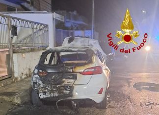 Doppio incendio notturno, alle fiamme una Fiesta e un autocarro: si indaga sulle cause