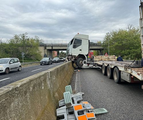 Tir si schianta contro lo spartitraffico: paura e lunghe code sulla statale - Corriere Salentino