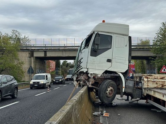 Tir si schianta contro lo spartitraffico: paura e lunghe code sulla statale - Corriere Salentino