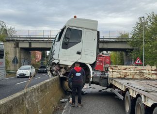 Tir si schianta contro lo spartitraffico: paura e lunghe code sulla statale