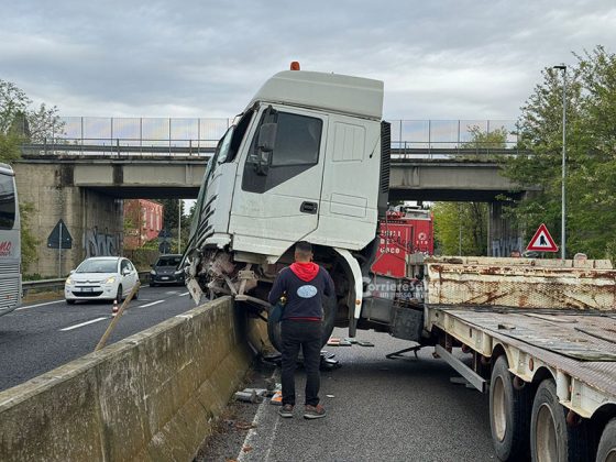 Tir si schianta contro lo spartitraffico: paura e lunghe code sulla statale - Corriere Salentino
