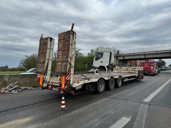 Tir si schianta contro lo spartitraffico: paura e lunghe code sulla statale - Corriere Salentino