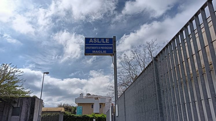 A volte ritornano: "No Vax" in azione a Maglie, imbrattati sede e mezzi dell'Asl - Corriere Salentino